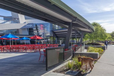 Mountain View, California, ABD - 29 Mart 2018: Google 'ın Silikon Vadisi' ndeki kampüsünde bir köpek. Google çalışanlarının köpeklerini işe götürmelerine izin verildi. 