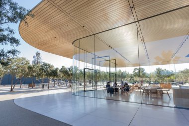 Cupertino, Kaliforniya, ABD - 28 Mart 2018: Apple Park Ziyaretçi Merkezi 'nin dış görünümü. Apple Inc., Amerikan çok uluslu teknoloji şirketidir.. 