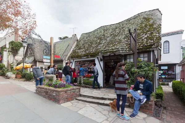 カリフォルニア州カルメルの趣のある小さな町に位置する伝統的なイギリス式スイーツショップ — ストック写真