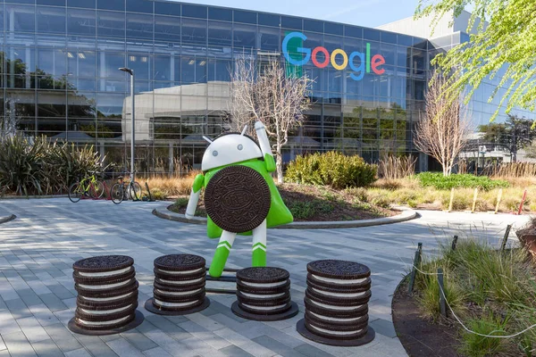 Mountain View, California, ABD - 28 Mart 2018: Android 8.0 Oreo heykeli Google merkez kampüsündeki binanın önünde. Android, Google tarafından geliştirilen mobil işletim sistemidir.. 