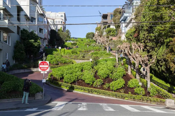 San Francisco, Kaliforniya, ABD - 2 Nisan 2018 Lombard Caddesi 'ni ziyaret eden insanlar, dünyanın en virajlı yolu..
