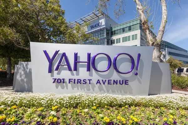 Sunnyvale, California, ABD - 29 Mart 2018 Yahoo tabelası Yahoo 'nun Sunnyvale, California' daki merkezinde. Yahoo! tamamen Verizon İletişim 'e ait olan bir web servis sağlayıcısıdır.  