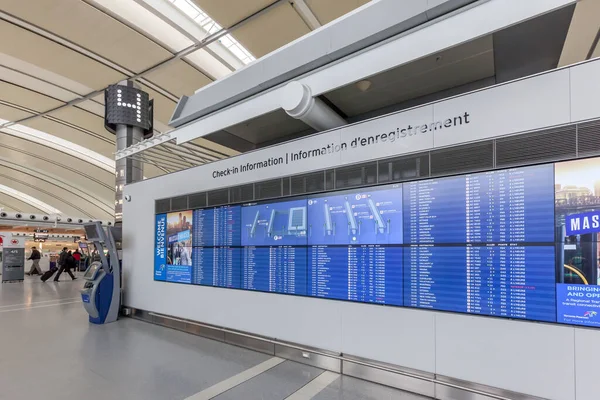 多伦多 加拿大 2018年3月28日 加拿大多伦多皮尔逊机场的一个报到信息屏幕 皮尔逊机场是加拿大最大 最繁忙的机场 — 图库照片