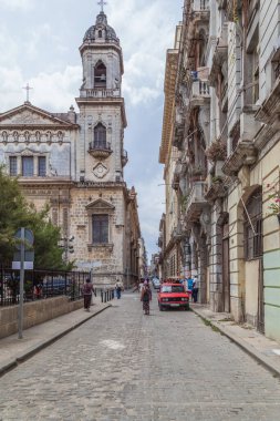 HAVANA, CUBA - 17 Nisan 2017: Havana, Küba 'da küçük bir sokakta eski kilise