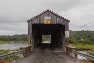 NEW BRUNSWICK, Kanada - 5 Ağustos 2017: Sawmill Creek no. New Brunswick, Kanada 'da 0.5 köprüde. 1908 yılında inşa edilen bu köprü 33 m (105 ft) uzunluğundadır..