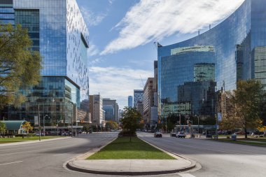 TORONTO, CANADA - 22 Ekim 2017: Toronto, Kanada 'daki Discovery District' te Queen 's Park' tan güneye bakan üniversite. İlçede yüksek oranda hastane ve araştırma kurumları var..