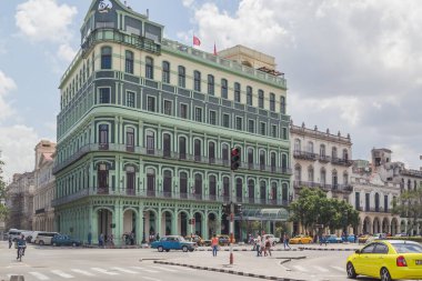 Klasik sömürge mimarisine sahip eski Havana Oteli. Şehir boyunca sıradan bir trafik ve turist basamağında. Havana. Küba.