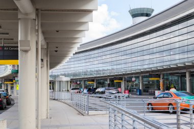 TORONTO, CANADA- 7 Mayıs 2017: Toronto Pearson Havaalanı 'nın alınma alanında taksi 7 Mayıs 2017 tarihinde Toronto, Kanada' da. Pearson Kanada 'daki en büyük ve en yoğun havaalanıdır.