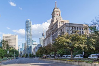 TORONTO, Kanada - 24 Haziran 2017: Arka planda CN kulesi olan Kanada Yaşam Binası 'nın üst kısmı. Kanada Hayat Binası 1931 'de Toronto' da tarihi bir ofis binası açıldı.