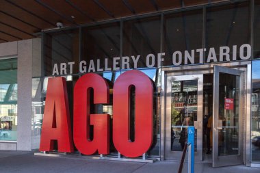 TORONTO, CANADA - 3 Kasım 2017: Toronto, Ontario 'da bir sanat müzesi olan Ontario Sanat Galerisinin girişi.