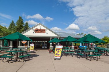 TORONONONONTO, ONTARIO, CANADA - 31 Temmuz 2016: Toronto Hayvanat Bahçesi, Kanada 'daki Caribou Cafe. Toronto Hayvanat Bahçesi kapatıldı. 400 çalışan 11 Mayıs 2017 'de greve başladı..