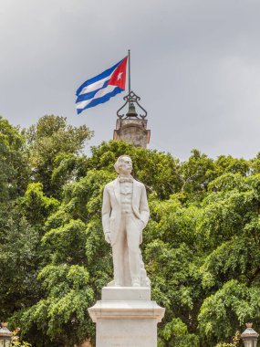 HAVANA, CUBA - 17 Nisan 2017: Küba 'nın Havana şehrinde arka planda Küba bayrağı bulunan Carlos Manuel De Cespedes' in heykeli, Küba ulusunun babası olarak kabul edilir..