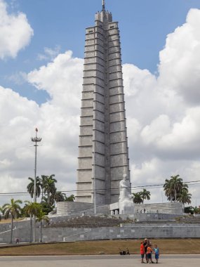 HAVANA, CUBA - 17 APR 2017: Jose Marti Memorial Revolution Square, Havana, Küba. Jose Marti Anıtı, Küba 'nın ulusal kahramanı Jose Marti için bir anıttır..
