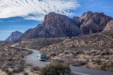 LAS VEGAS, NEVADA, ABD - 22 Aralık 2017: Red Rock Canyon Ulusal Koruma Alanındaki manzaralı sürüş üzerine bir karavan.