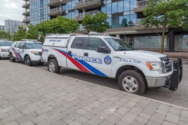 Toronto polisinden bir polis kamyonu. 