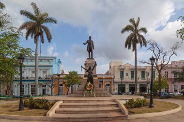 MATANZAS, CUBA - 18 Nisan 2017: José Marti, Küba 'nın bronz heykeli ile Matanza kentinin merkezi meydanı.