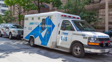 TORONTO, CANADA - 6 Ekim 2016 'da Toronto' da hastaneye acil ambulans parkı.
