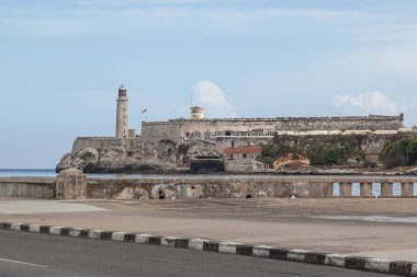HAVANA, CUBA - 17 APR 2017: Deniz feneri ve Tres Reyes del Morro Şatosu Havana, Küba