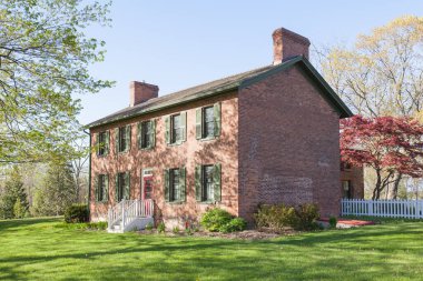 Niagara Gölü, Ontario, Kanada - 14 Mayıs 2017: Niagara, Ontario, Kanada 'daki Mcfarland evi. 1800 yılında inşa edilen ev, Niagara Park Komisyonu 'nun sahip olduğu en eski mülktür..