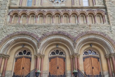 TORONTO, CANADA - 18 Haziran 2017: St. Andrew Kilisesi 'nin dış görünüşü, Toronto, Ontario şehir merkezinde büyük ve tarihi bir yeniden doğuş Presbiteryen kilisesi.