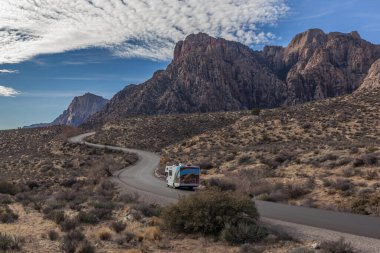 LAS VEGAS, NEVADA, ABD - 22 Aralık 2017: Red Rock Canyon Ulusal Koruma Alanındaki manzaralı sürüş üzerine bir karavan.