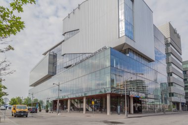 TORONTO, CANADA - 1 Temmuz 2017: George Brown Üniversitesi Liman Kampüsü, Sağlık Bilimleri Merkezi 'nin evi. George Brown uygulamalı sanat ve teknoloji devlet üniversitesidir..