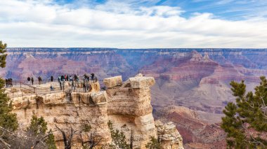 ARIZONA, ABD - 30 Aralık 2017: ABD 'nin Arizona eyaletindeki Grand Canyon Ulusal Parkı' nda ziyaretçiler