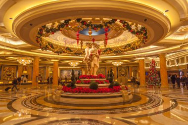 LAS VEGAS, NEVADA, ABD - 16 Aralık 2017: Caesars Palace lobisinin iç görünümü. Caesars Palace, Amerika Birleşik Devletleri 'nin Nevada eyaletinin Paradise şehrinde bulunan bir kumarhane ve oteldir..