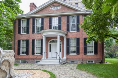 TORONTO, CANADA - 30 Haziran 2017: Campbell House, Toronto şehir merkezinde bir 1822 miras evi ve müzesi. Toronto 'lu heykeltıraş Harley Valentine' ın sanat eserleri evin önüne monte edildi.