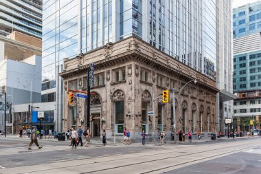 TORONTO, CANADA - 13 Ağustos 2017: Toronto 'nun Miras Mülkiyeti - Queen and Yonge Caddesi' ndeki eski Montreal Bankası, 1910 yılında inşa edildi.