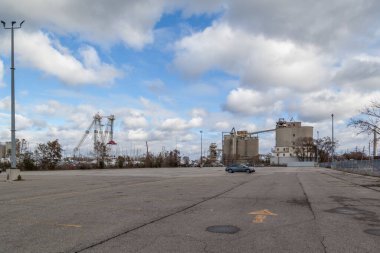 Terk edilmiş sanayi binasının uzaklık görüntüsü