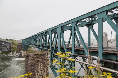 NEW BRUNSWICK, CANADA - 8 Ağustos 2017: Saint John, New Brunswick, Kanada 'daki ters Falls karayolu köprüsü ve demiryolu köprüsü.