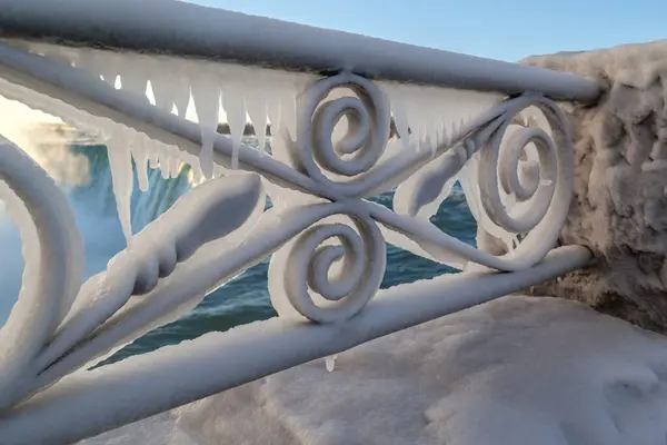 Dekorativní Železné Zábradlí Pokrytý Led Vodopády Pozadí Niagara Falls Ontario — Stock fotografie