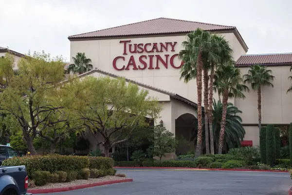 LAS VEGAS, NEVADA, ABD - 16 Aralık 2017: 2018 'de Tuscany Hotel & Casino. Toskana Las Vegas, Nevada, ABD 'de bulunan bir otel ve kumarhanedir..