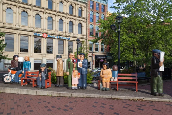 NEW BRUNSWICK, CANADA - 8 Ağustos 2017: Sanatçı John Hooper 'ın heykelleri Saint John, New Brunswick, Kanada' daki Barbour 's General Store Müzesi' nin önünde