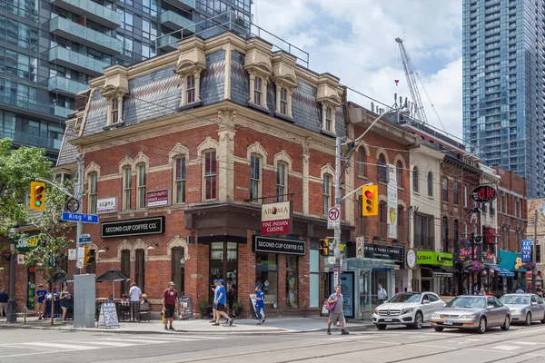 TORONTO, Kanada - 24 Temmuz 2014: Toronto şehir merkezinin sokak manzarası. Toronto, Kuzey Amerika 'nın en büyük beşinci şehridir..