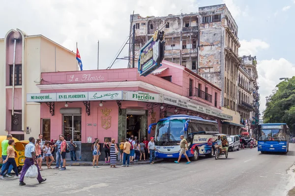 Hawana Kuba Kwietnia 2017 Turyści Odwiedzają Słynną Kawiarnię Ernest Hemingway — Zdjęcie stockowe