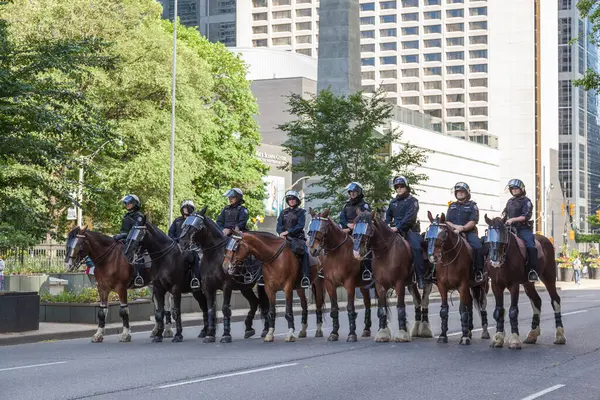 Patrulla Policía Montada Manteniendo Orden Una Calle —  Fotos de Stock