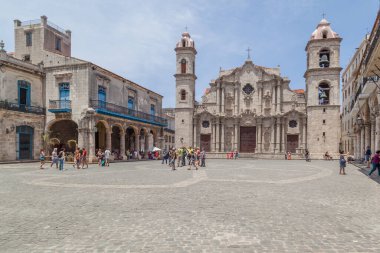 İnsanlar eski Havana, Küba 'daki Katedral Plaza de la Katedral' de San Cristobal Katedrali önünde yürüyüp fotoğraf çekiyorlar.