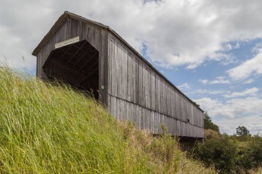NEW BRUNSWICK, Kanada - 5 Ağustos 2017: Sawmill Creek no. New Brunswick, Kanada 'da 0.5 köprüde. 1908 yılında inşa edilen bu köprü 33 m (105 ft) uzunluğundadır..