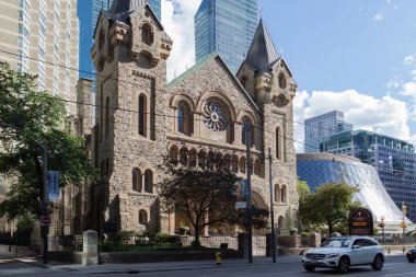 TORONTO, CANADA - 24 Haziran 2017: Toronto 'nun Miras Mülkiyeti - St. Andrew Kilisesi, 1876' da tamamlandı, büyük ve tarihi bir Romanesk Revival Presbiteryen kilisesi.