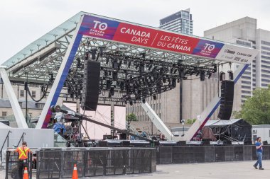 TORONONONONONTO, ONTARIO, CANADA - 29 Haziran 2017: Kanada, Toronto, Kanada kutlamalarının 150. yıldönümü için Nathan Phillips Meydanı 'nda sahneyi hazırlayan personel