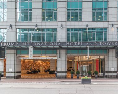 TORONONONONTO, ONTARIO, CANADA - 25 Haziran 2017: Toronto, Kanada 'daki Trump International Hotel ve kulesinin dış görünüşü