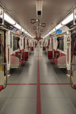 TORONTO, CANADA - 22 Ekim 2017: Toronto Transit Komisyonu tarafından işletilen TTC metro treninin iç görünümü.