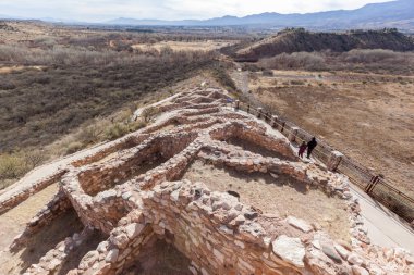 ARIZONA, ABD - 31 Aralık 2017: İnsanlar Tuzigoot Ulusal Anıtı 'ndaki harabeleri ziyaret ediyorlar. Tuzigoot Ulusal Anıtı, kireçtaşı ve kumtaşı sırtı zirvesinde bir pueblo kalıntısını koruyor..