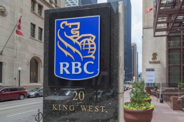 TORONONONONONTO, ONTARIO, CANADA - 18 Haziran 2017: Toronto, Ontario 'daki Torontos finans bölgesinde RBC (Kanada Kraliyet Bankası) imzası.