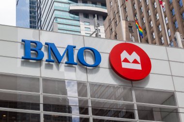 TORONONONONTO, ONTARIO, CANADA - 18 Haziran 2017: Torontos finans bölgesi Toronto, Ontario 'daki BMO (Bank of Montreal) ana şubesine imza atın.