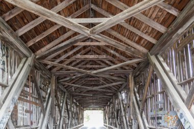 NEW BRUNSWICK, Kanada - 8 Ağustos 2017: Kanada 'nın New Brunswick kentindeki Kanal Kapalı Köprü Çerçevesi. 1917 yılında inşa edilen bu köprü 38 m (123 ft) uzunluğundadır..