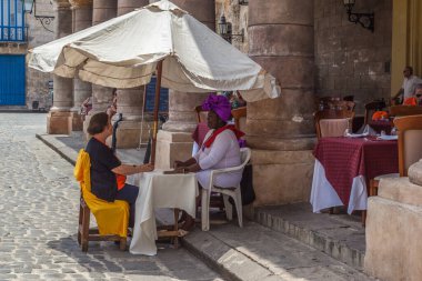 Tipik Küba kıyafetleri giymiş yaşlı siyah kadınlar.