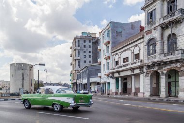 VARADERO, CUBA - APR 20, 2017: Varadero tatil köyü, Küba 'da Amerikan klasik araba kullanımı